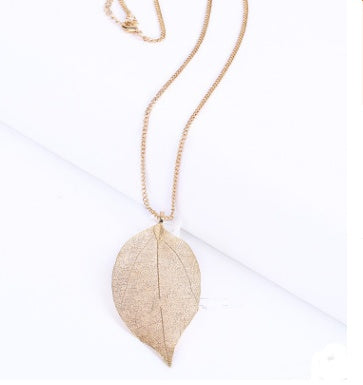 Elegant Gold Leaf Pendant Necklace for Everyday Wear