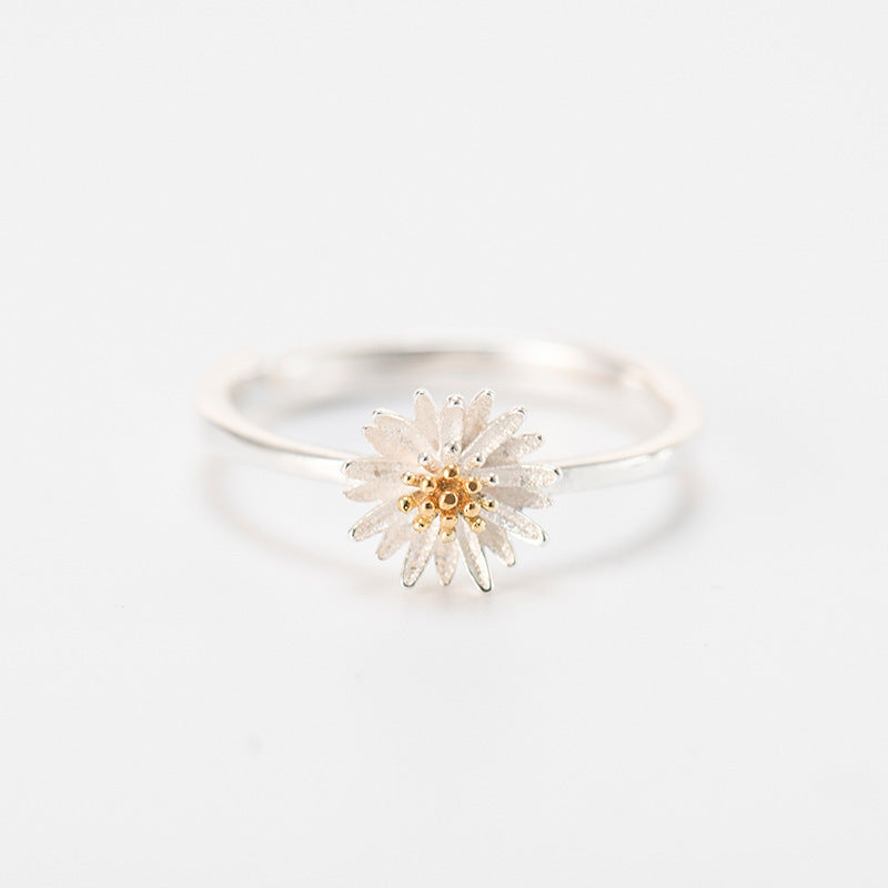 Charming Daisy Silver Ring: Simple & Elegant