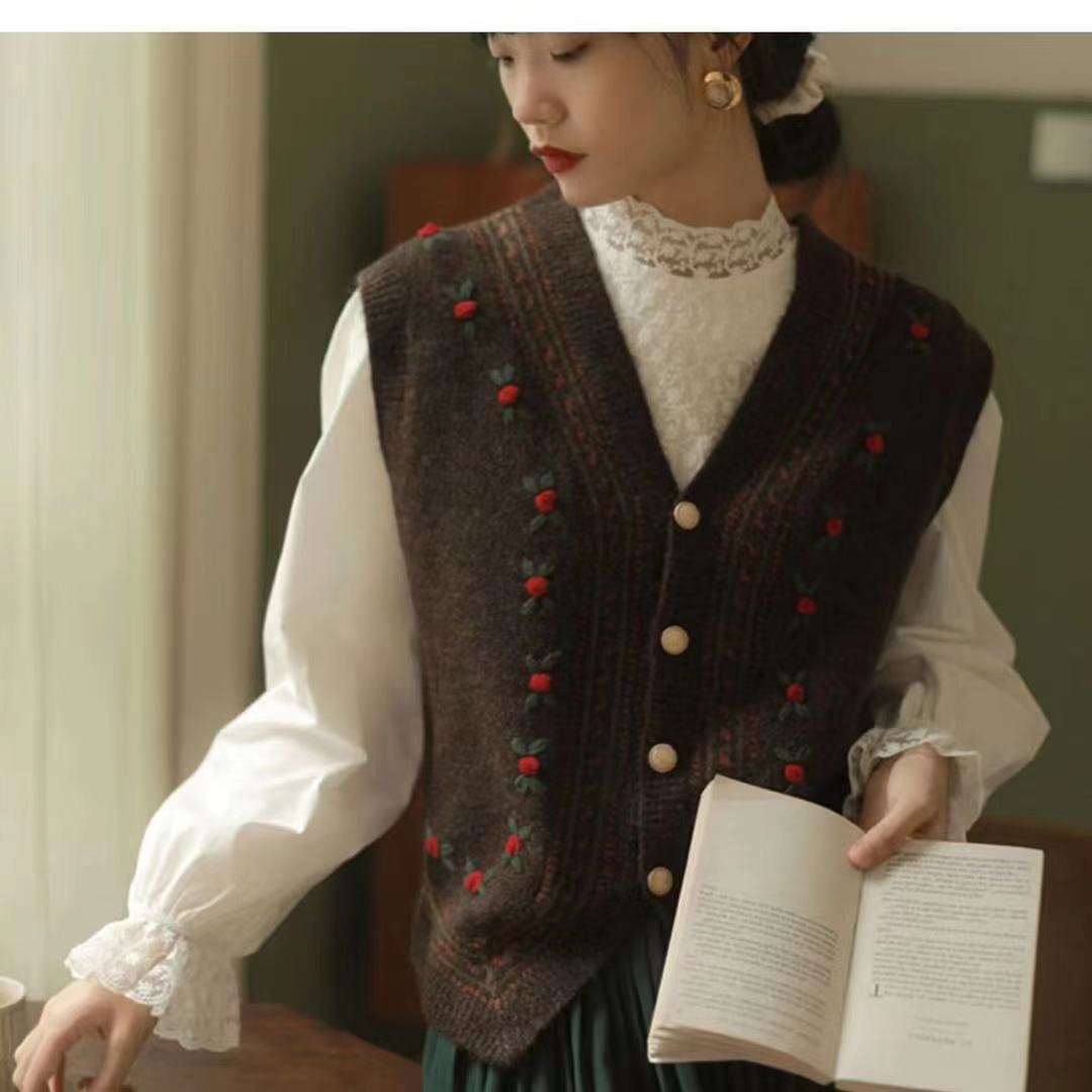 Charming Women's French Embroidery Knitted Vest