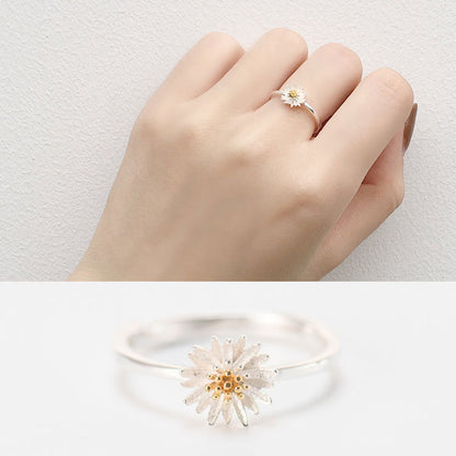 Charming Daisy Silver Ring: Simple & Elegant